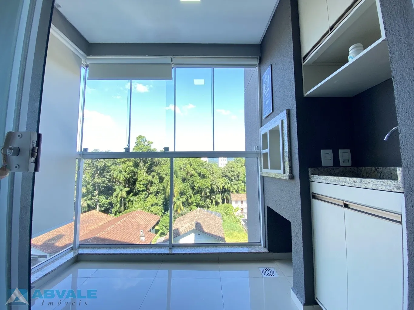 Apartamento mobiliado para alugar no Residencial Vesúvio no bairro Água Verde em Blumenau, 2 dormitórios sendo 1 suíte, sacada com churrasqueira, vaga de garagem, lazer completo e segurança 24h — foto 4
