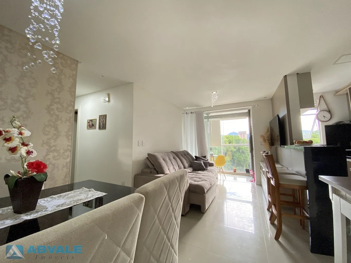 Apartamento mobiliado à venda no Residencial Vesúvio no bairro Água Verde em Blumenau, 2 dormitórios sendo 1 suíte, sacada com churrasqueira, vaga de garagem, lazer completo, frente para rua e apto a financiamento — foto 2
