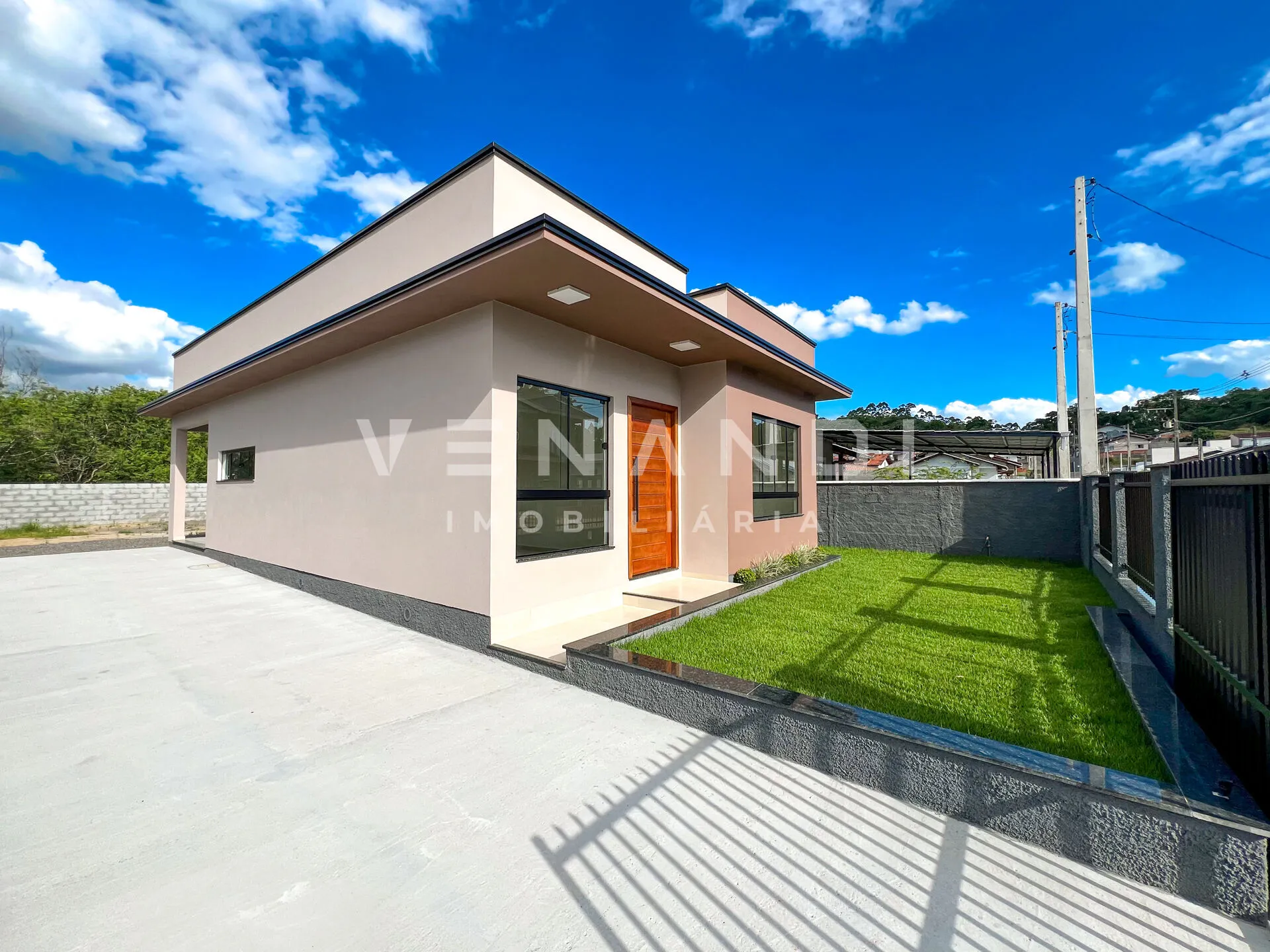 Casa térrea com amplo terreno e 03 quartos sendo 01 suíte! - foto 1