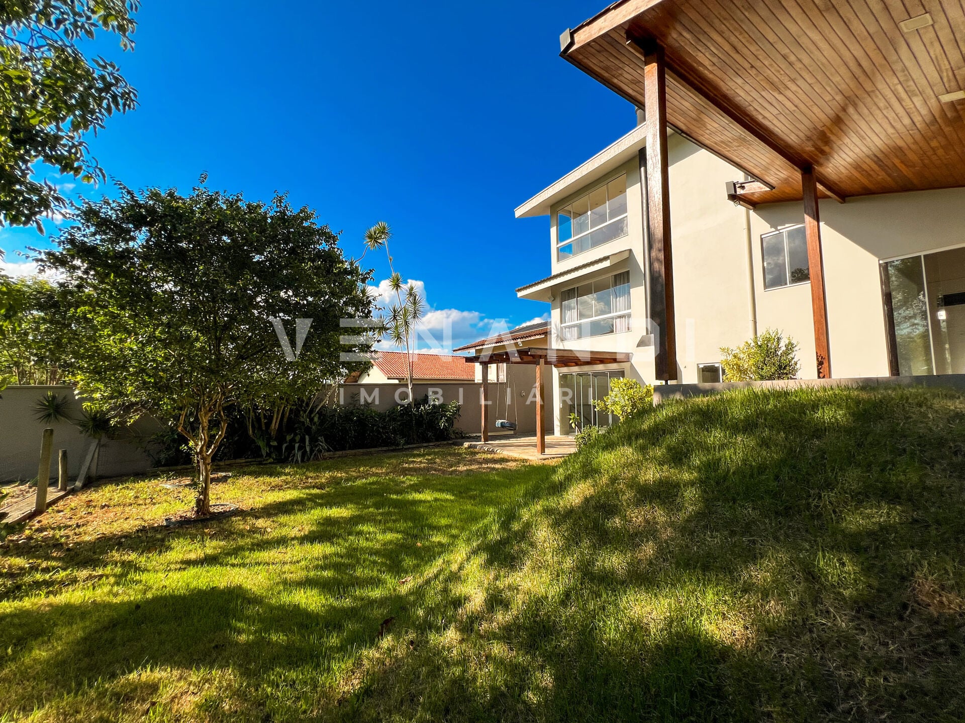 Casa à venda com 4 quartos e 1 suíte, 2 vagas, 218m² na região do bairro Ribeirão das Pedras, próximo à Rua Marechal Deodoro da Fonseca, Indaial