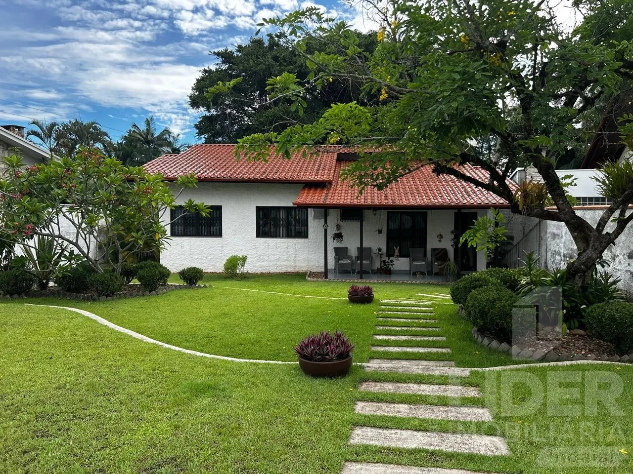 Casa com 211,07 m de área construída e área de festas - foto 1