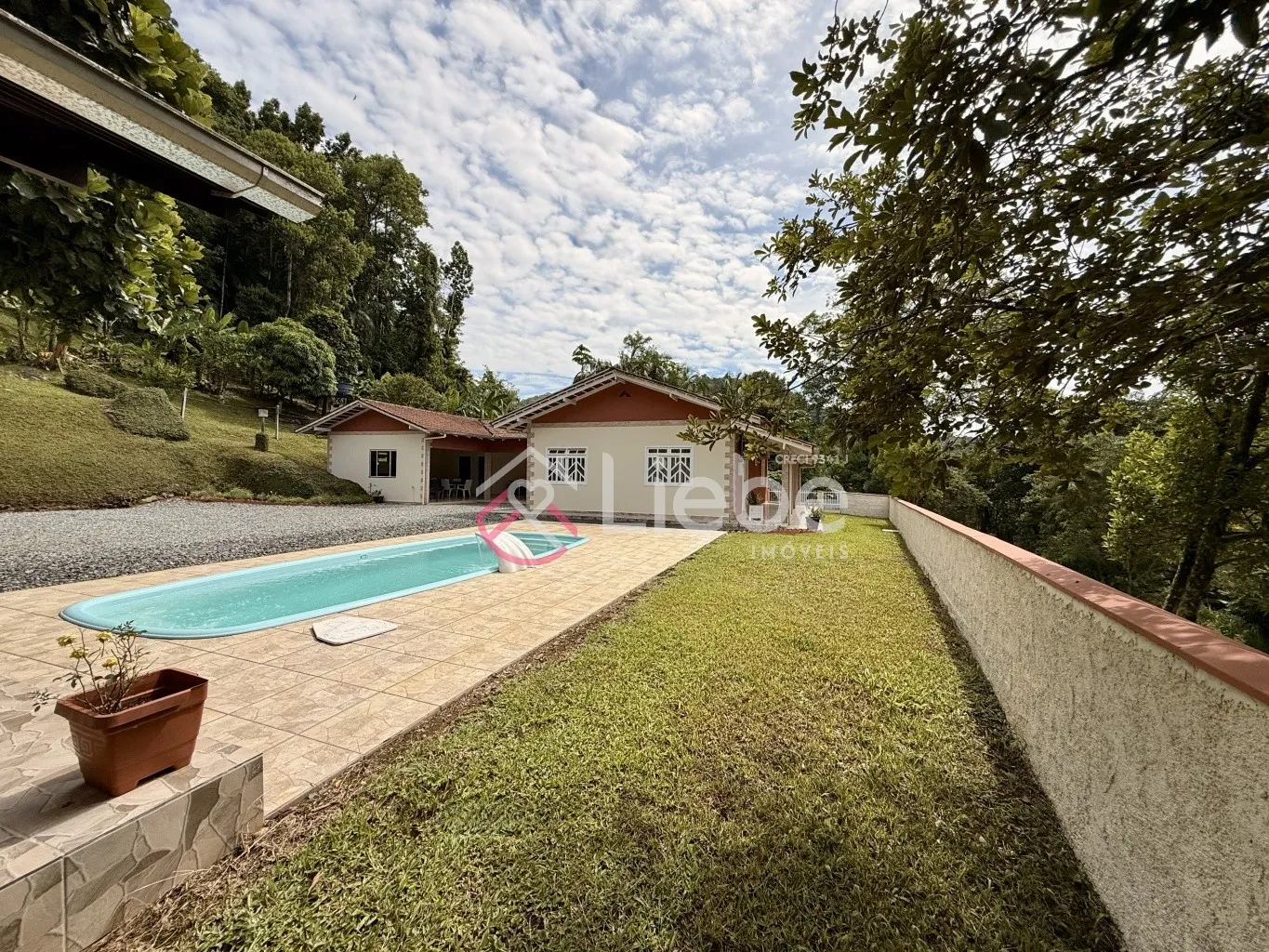 Linda CASA Semi Mobiliada em Testo Central na cidade de Pomerode com aproximadamente 184,00m de área construída num terreno de 1.296,00m. - foto 1