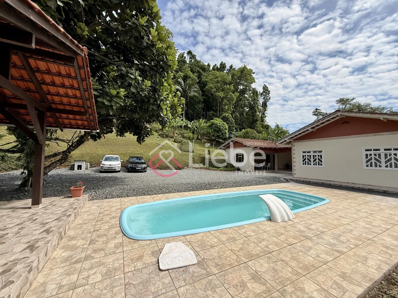 Linda CASA Semi Mobiliada em Testo Central na cidade de Pomerode com aproximadamente 184,00m de área construída num terreno de 1.296,00m. — foto 2