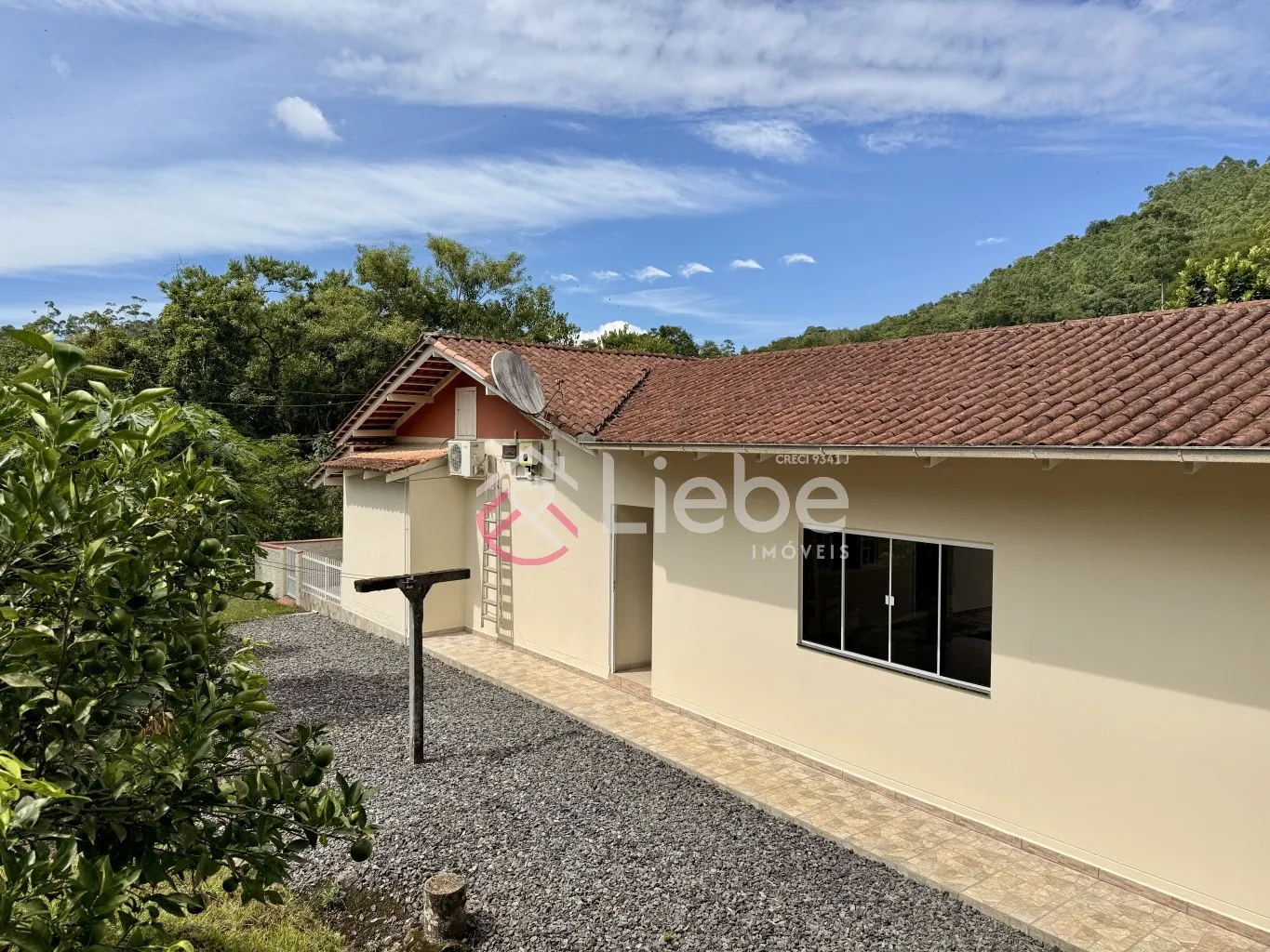 Linda CASA Semi Mobiliada em Testo Central na cidade de Pomerode com aproximadamente 184,00m de área construída num terreno de 1.296,00m. — foto 5