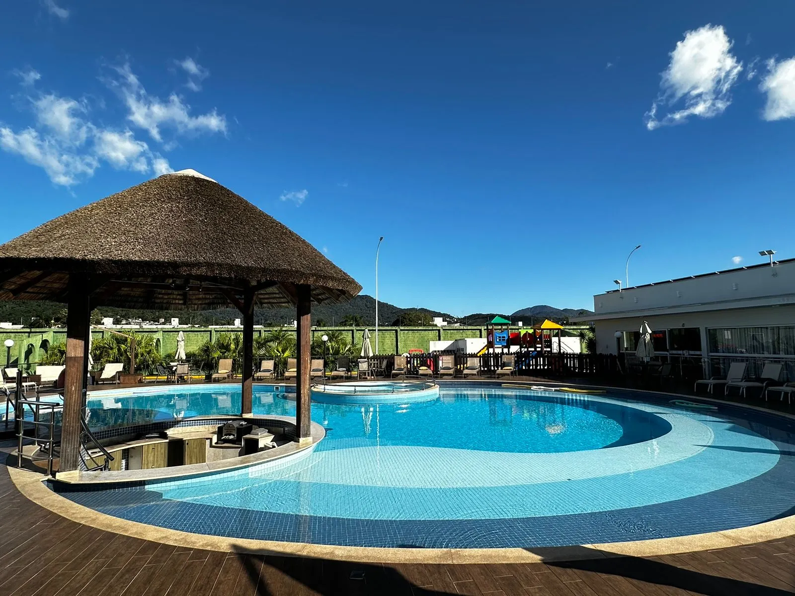 Oásis de Conforto e Segurança: Casa Pronta para Morar em Condomínio Fechado em Balneário Camboriú - foto 1