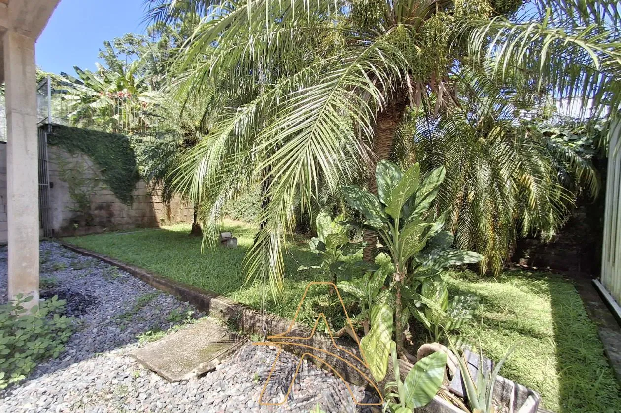 Casa à Venda com 2 Dormitórios e Amplo Jardim - Itoupavazinha — foto 2