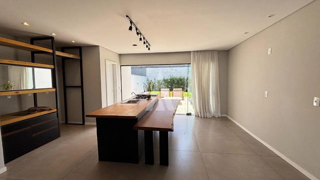 Casa com 1 suíte e 2 quarto(s) à venda no bairro Iririú em Joinville-SC por R$749.000,00. — foto 2