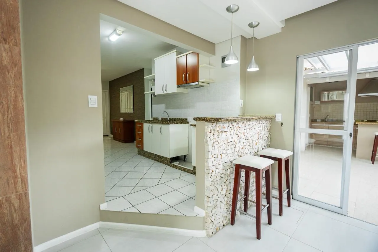 Casa térrea em condomínio fechado no bairro da Velha  conforto, segurança e excelente localização. — foto 4