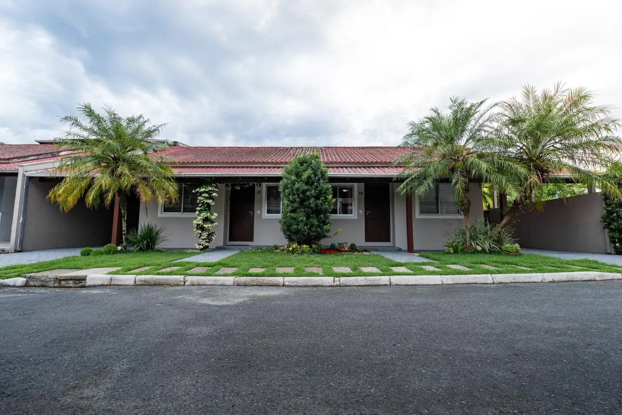 Casa térrea em condomínio fechado no bairro da Velha  conforto, segurança e excelente localização. - foto 1