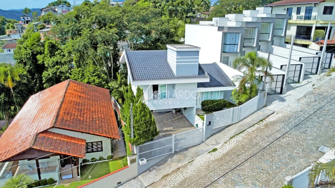 CASA COM TRÊS DORMITÓRIOS, DUAS VAGAS DE GARAGEM, 187 M DE ÁREA CONSTRUÍDA - BAIRRO ESCOLA AGRÍCOLA - foto 1