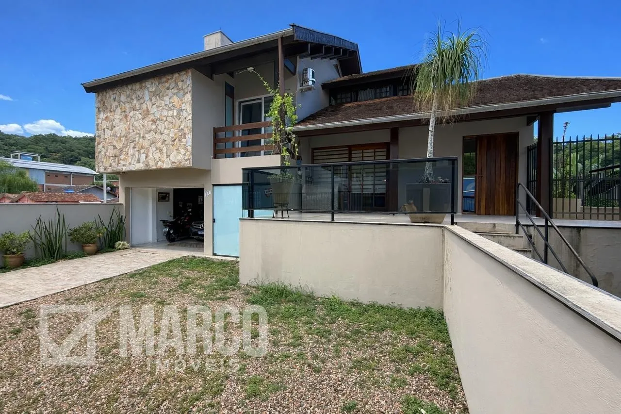 Excelente Casa com 3 Quartos, Piscina e Espaço Comercial no Centro de Pomerode/SC - foto 1