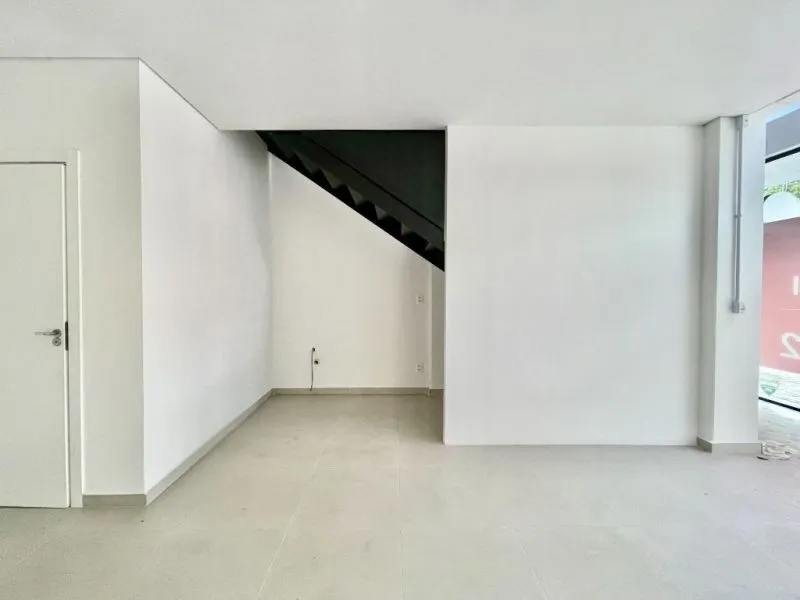 Excelente sala comercial, localizadas em frente ao Hospital do Pulmão, no Bairro Itoupava Seca. — foto 3