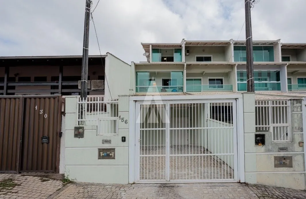 Sobrado triplex com 1 suíte e 3 quartos à venda no bairro Floresta em Joinville-SC por R$739.000,00. - foto 1