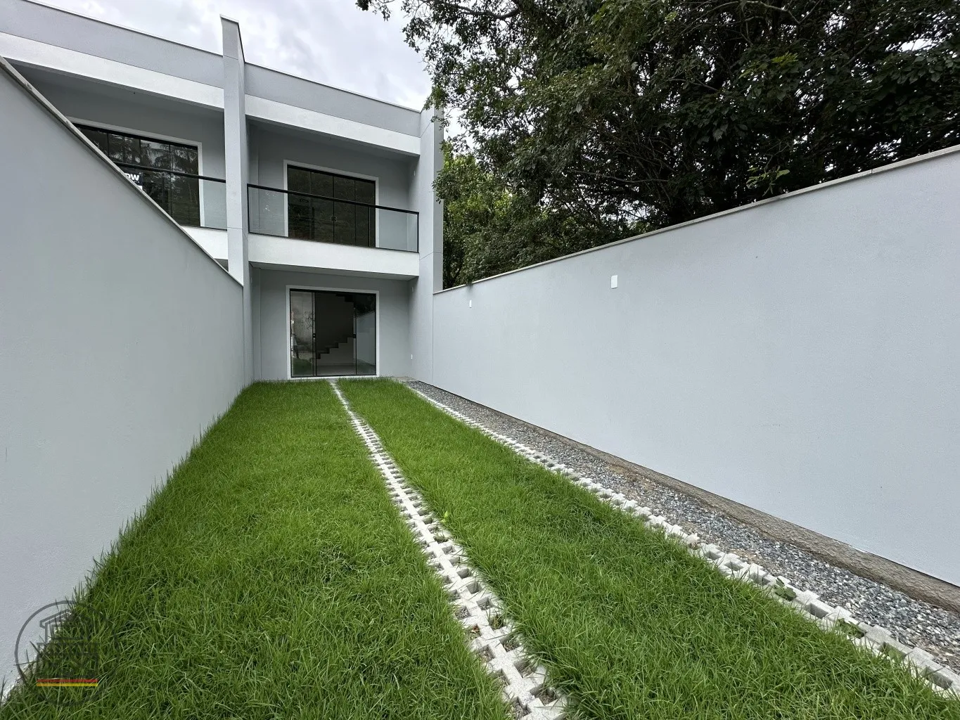 Sobrado com 2 suites no bairro Tribess. — foto 2