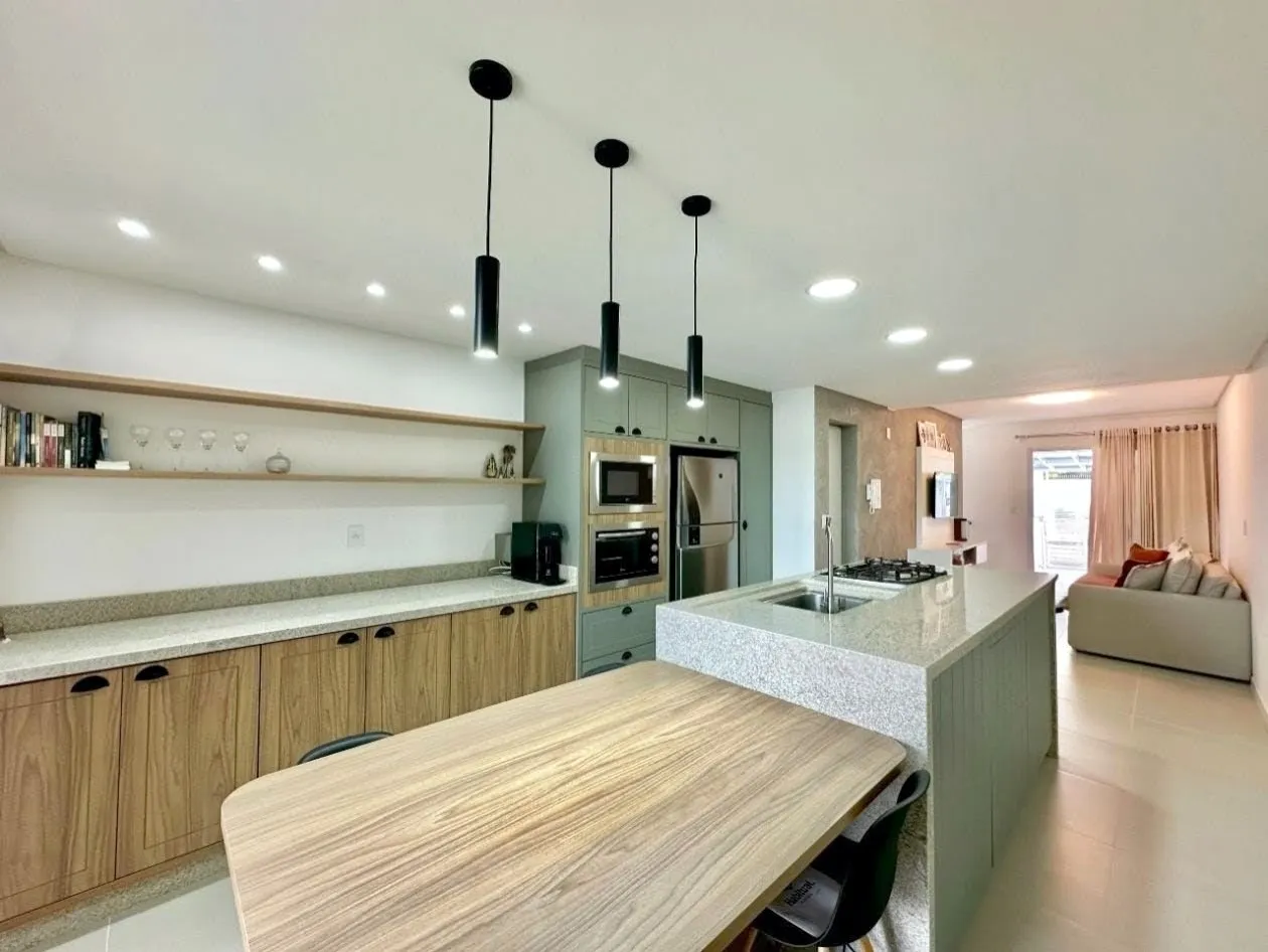 Sobrado Totalmente Mobiliado com Suíte e Amplo Espaço nos Fundos! — foto 4