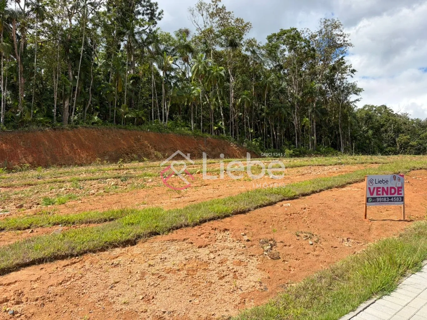 Terreno Lindo no Residencial Hannover no Centro de Pomerode com 450,00m fazendo frente em 15,06 metros. - foto 1