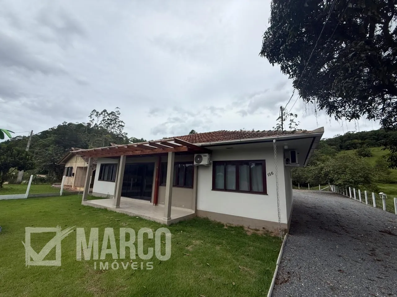 Casa em amplo terreno em meio a natureza - foto 1