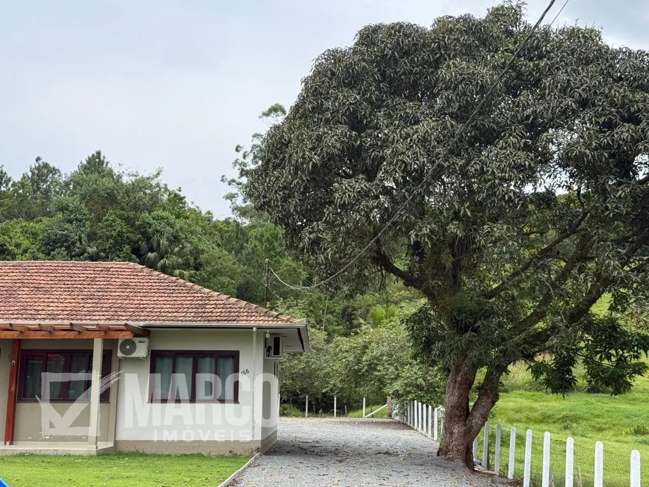 Casa em amplo terreno em meio a natureza — foto 2