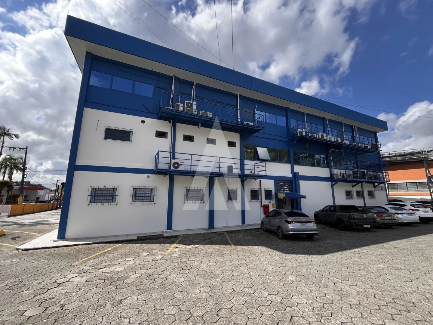 Sala comercial, bairro Iririu, 260 m - foto 1