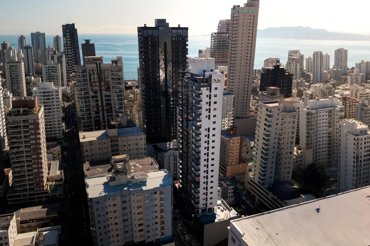 Apartamento à venda com 3 quartos, sendo 3 suítes, 3 vagas, 142m² na região do bairro Meia Praia, próximo à Rua 248, Itapema