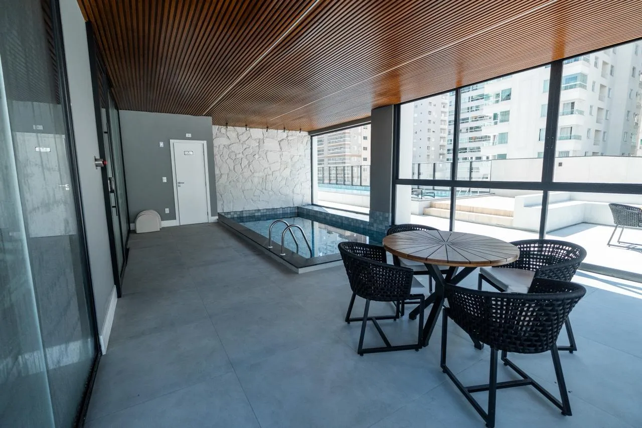 Apartamento à venda com 3 quartos, sendo 3 suítes, 3 vagas, 142m² na região do bairro Meia Praia, próximo à Rua 248, Itapema