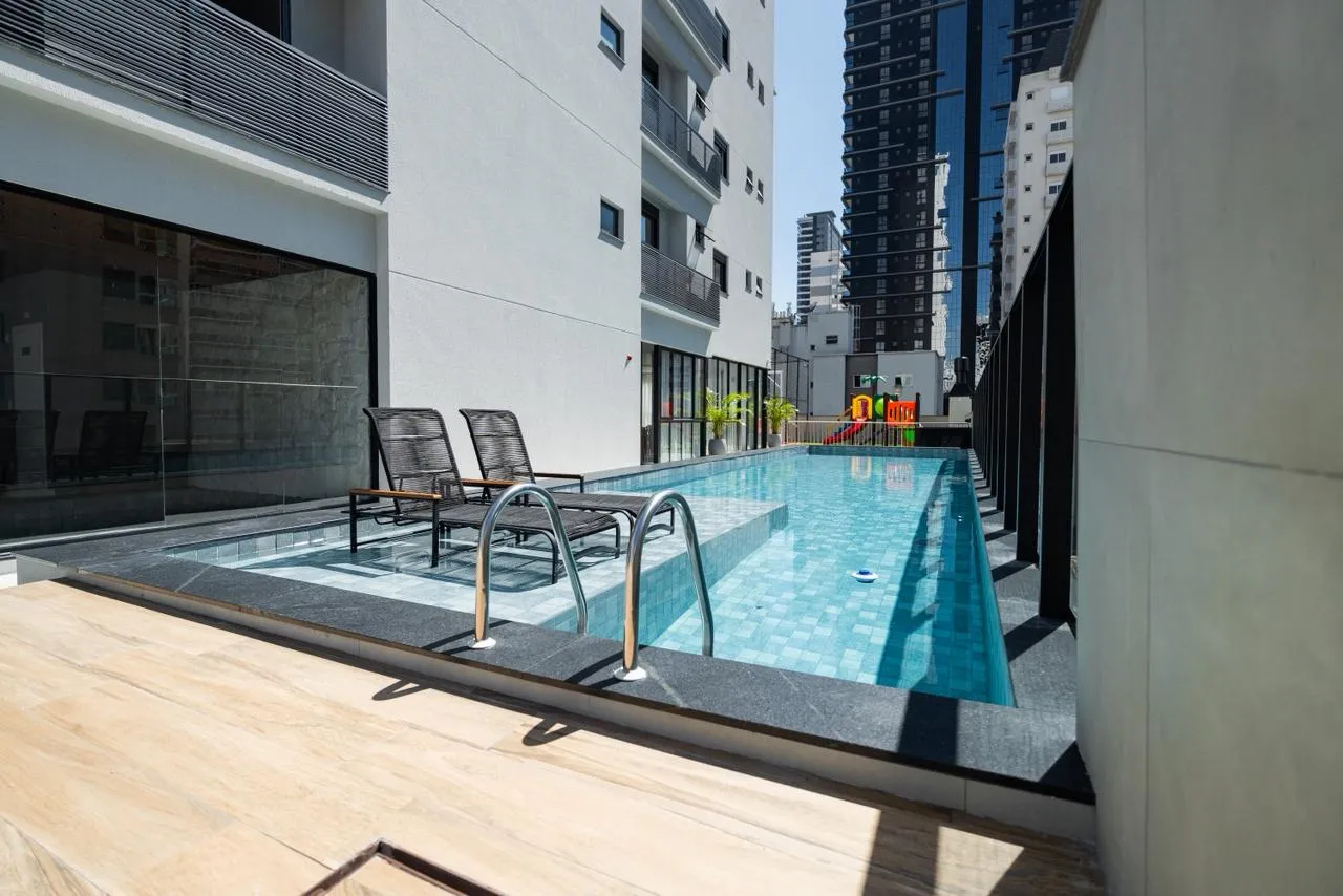 Apartamento à venda com 3 quartos, sendo 3 suítes, 3 vagas, 142m² na região do bairro Meia Praia, próximo à Rua 248, Itapema