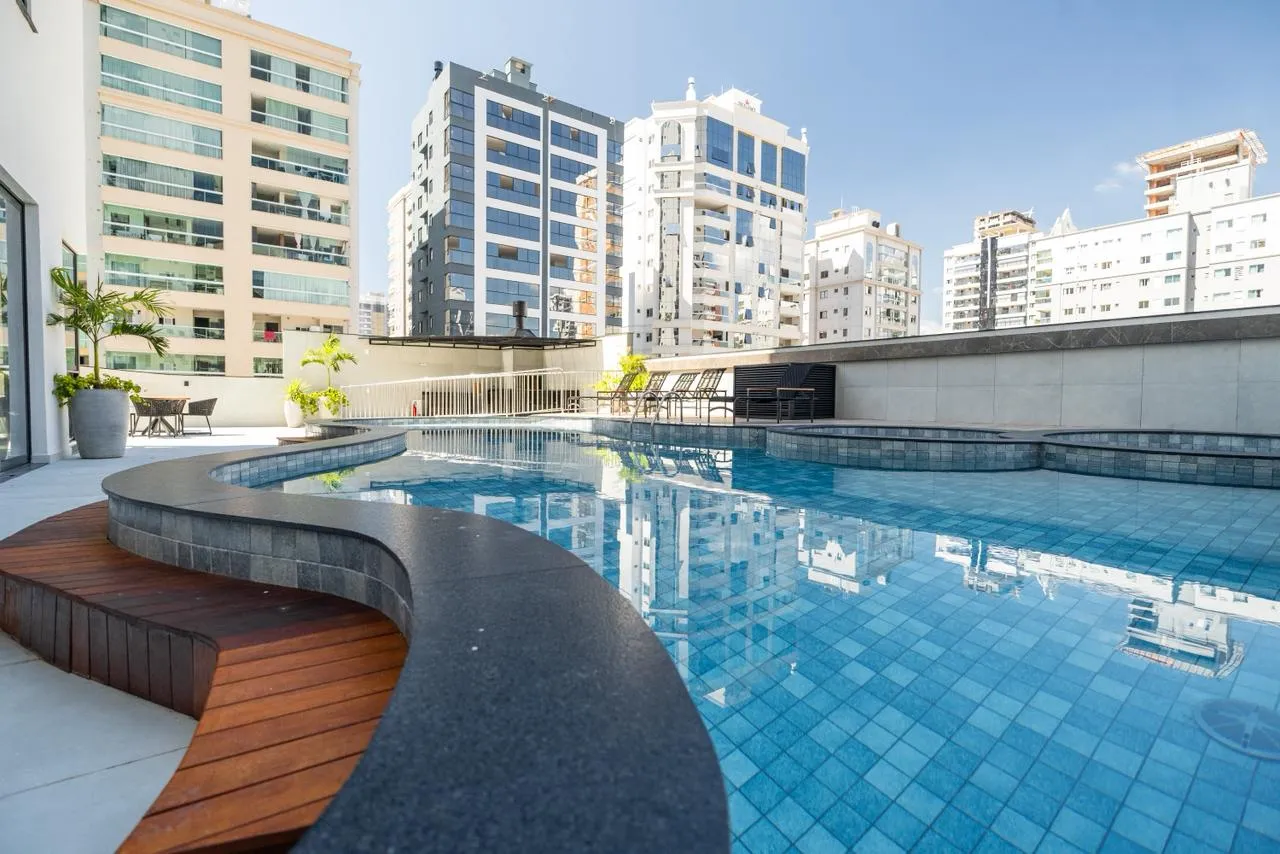 Apartamento à venda com 3 quartos, sendo 3 suítes, 3 vagas, 142m² na região do bairro Meia Praia, próximo à Rua 248, Itapema