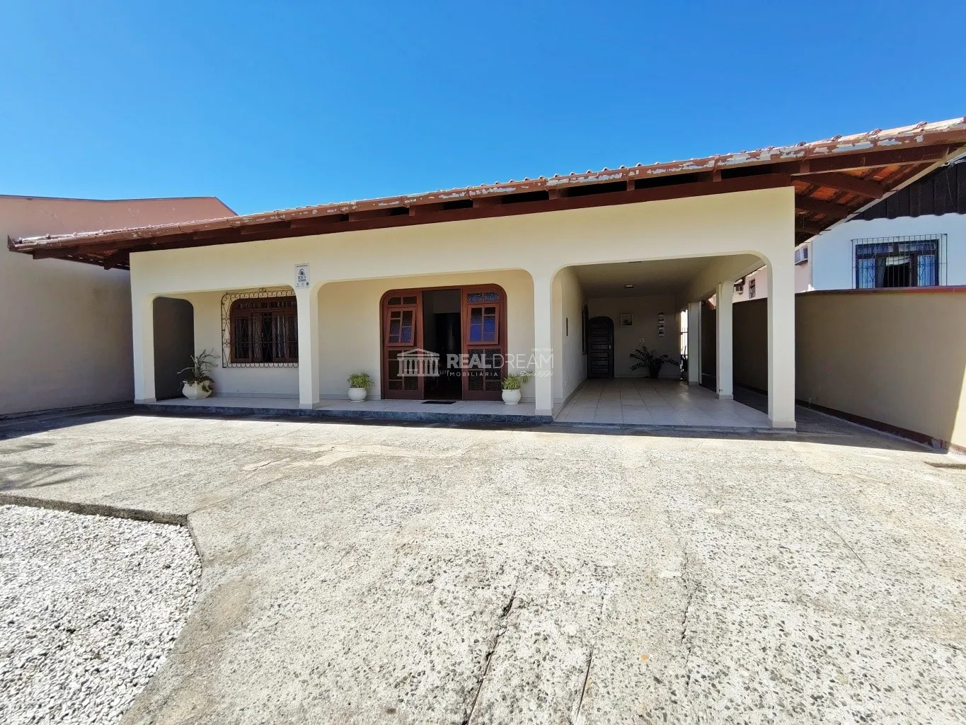 Excelente casa averbada de 3 dormitórios (1 suíte) área de festas e 2 garagem + estacionamento - foto 1