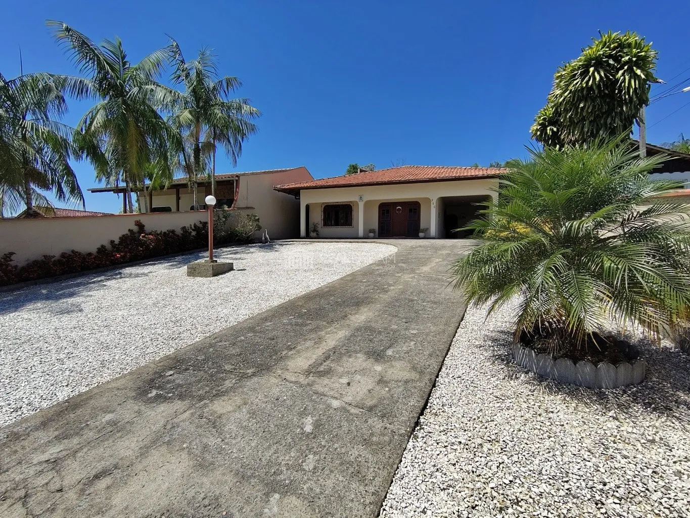 Excelente casa averbada de 3 dormitórios (1 suíte) área de festas e 2 garagem + estacionamento — foto 2