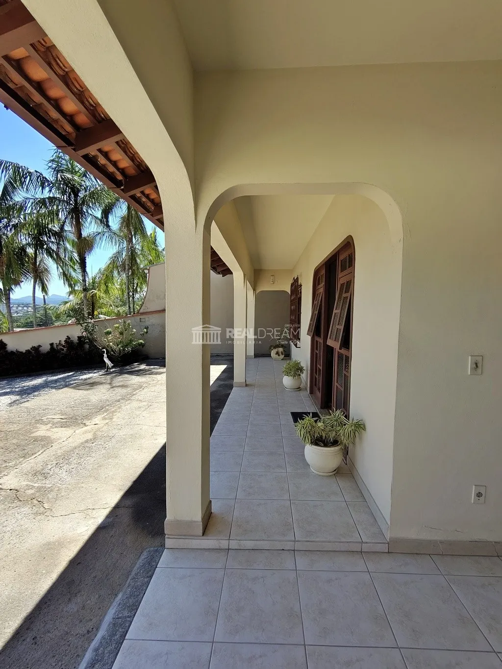 Excelente casa averbada de 3 dormitórios (1 suíte) área de festas e 2 garagem + estacionamento — foto 3