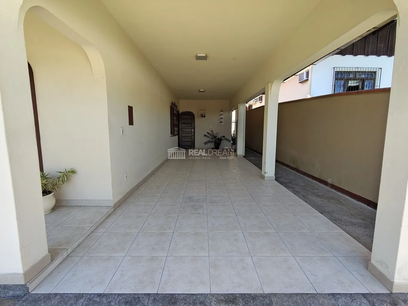 Excelente casa averbada de 3 dormitórios (1 suíte) área de festas e 2 garagem + estacionamento — foto 4