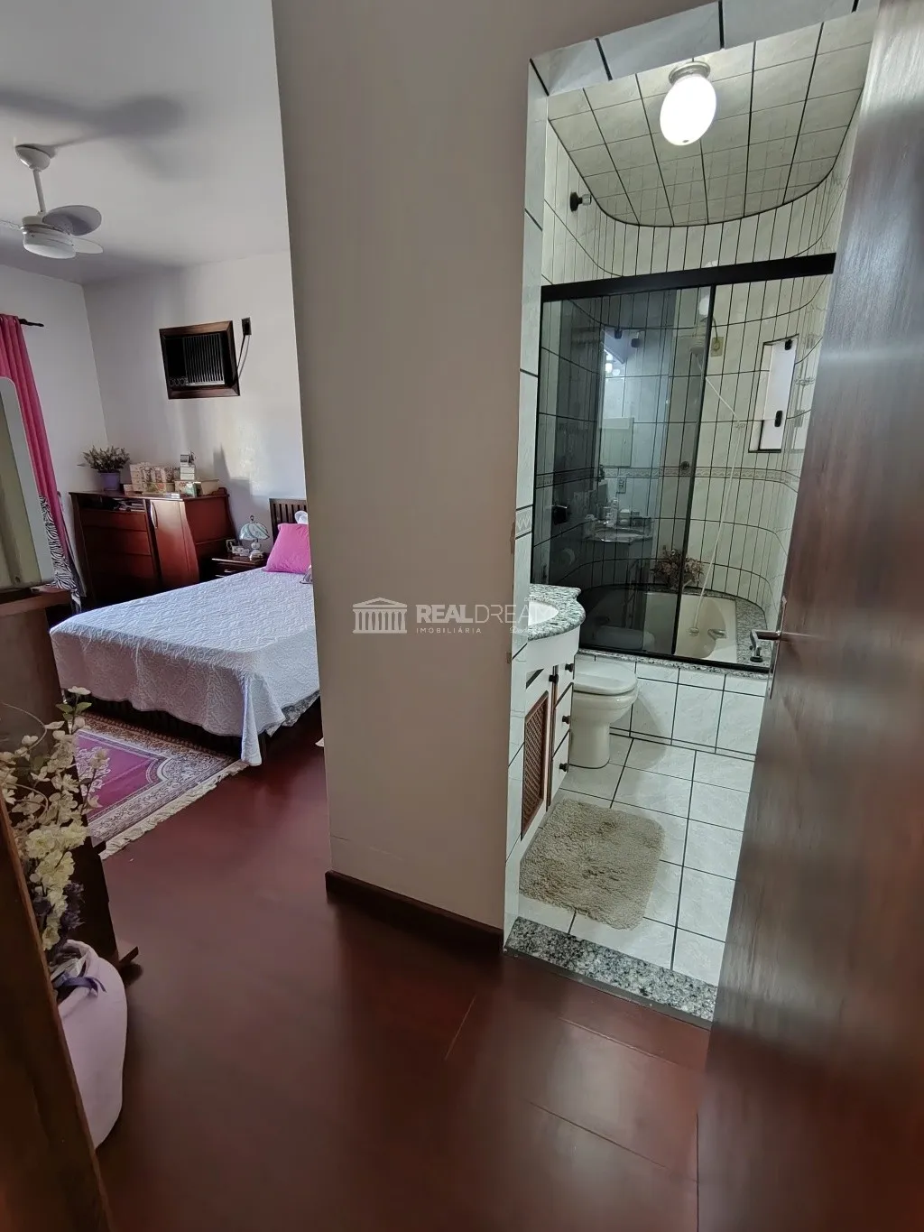 Excelente casa averbada de 3 dormitórios (1 suíte) área de festas e 2 garagem + estacionamento — foto 7