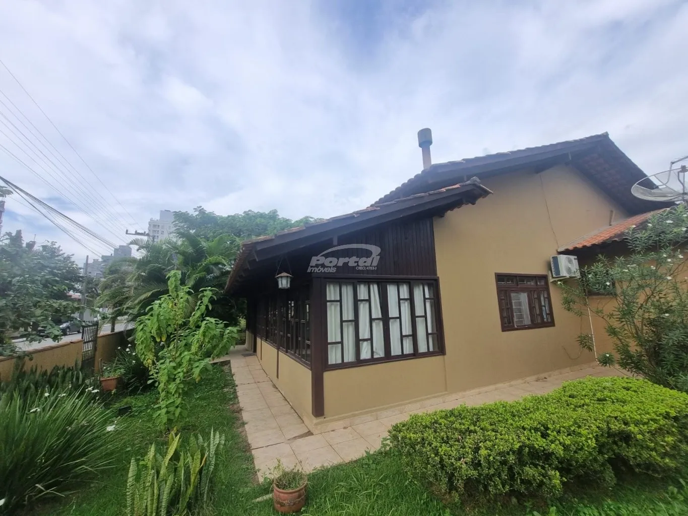 Linda casa em espaçoso terreno no Itacolomi - foto 1