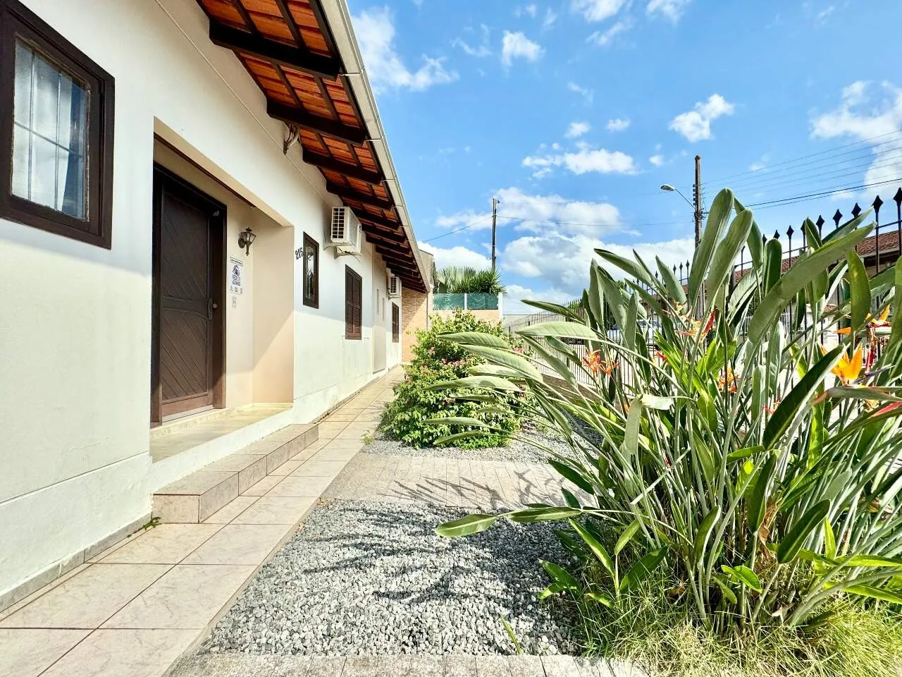 Casa averbada com 4 dormitórios e amplo quintal próxima ao UniBox no bairro Água Verde - foto 1