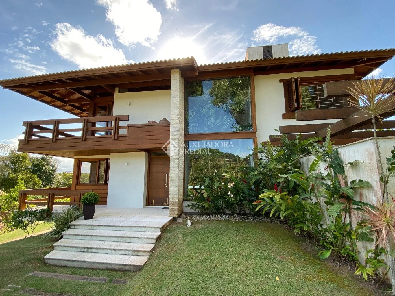 Casa à venda com 3 quartos e 3 suítes, 4 vagas, 1200m² no Cacupé, Florianópolis - foto 1