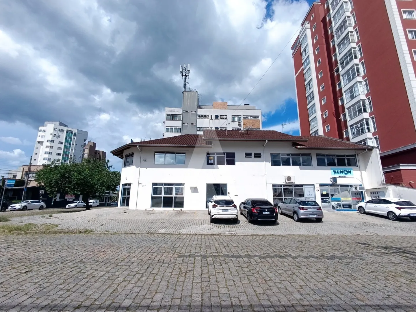 Sala comercial localizada no bairro Anita Garibaldi, de esquina, distribuída entre o 1 e o 2 andar, composta por 2 cozinhas, 5 - foto 1