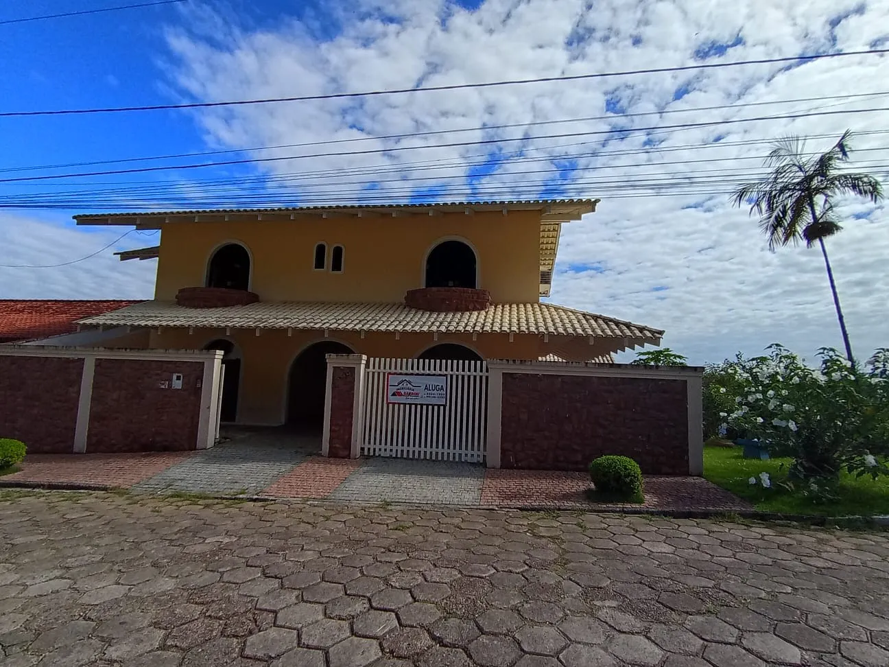 Linda casa para locação com 04 dormitórios sendo 01 suíte com closet e piscina no bairro Garcia em Blumenau, SC - foto 1