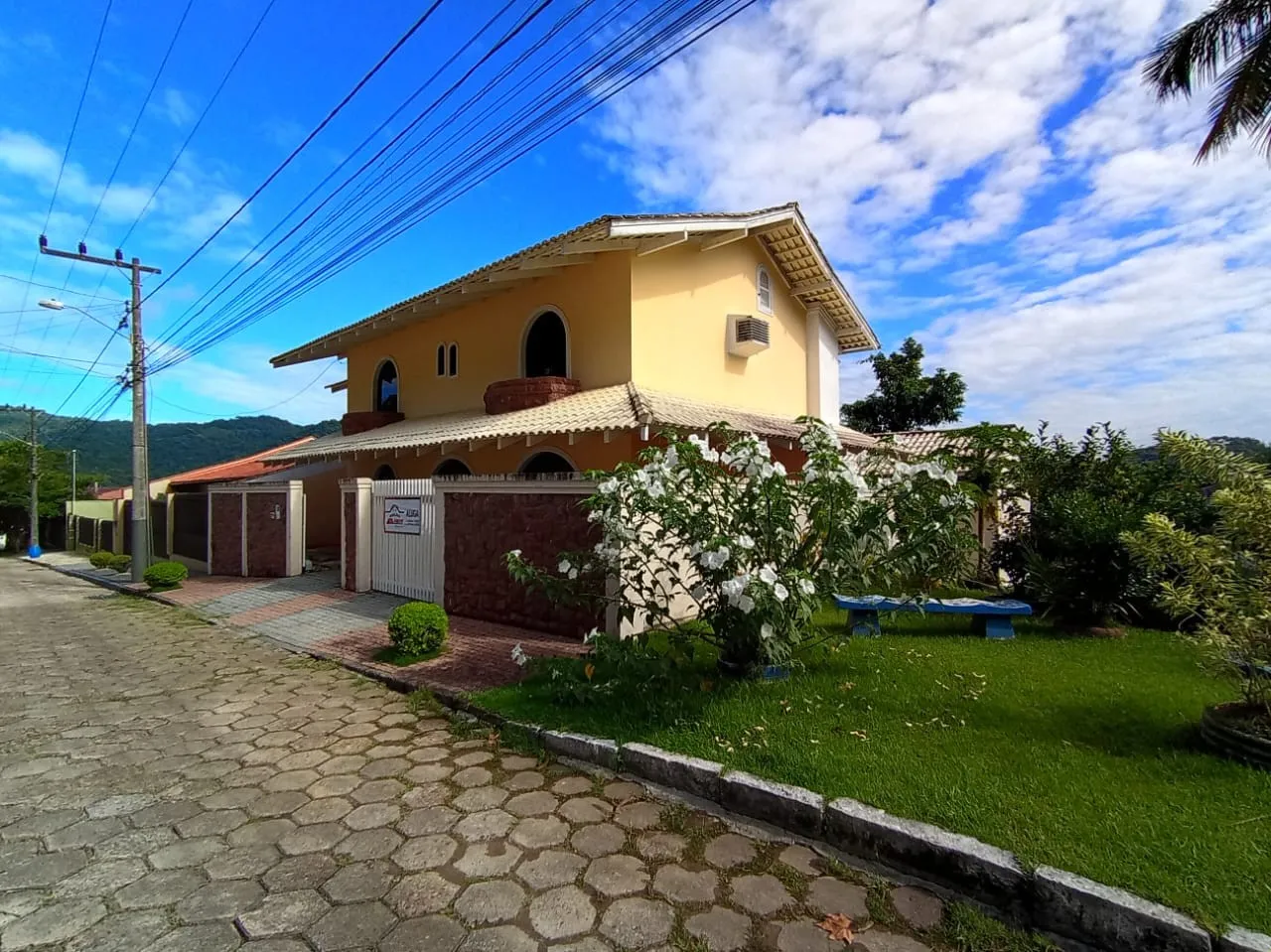 Linda casa para locação com 04 dormitórios sendo 01 suíte com closet e piscina no bairro Garcia em Blumenau, SC — foto 2