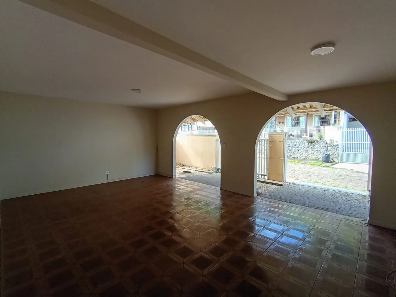 Linda casa para locação com 04 dormitórios sendo 01 suíte com closet e piscina no bairro Garcia em Blumenau, SC — foto 5