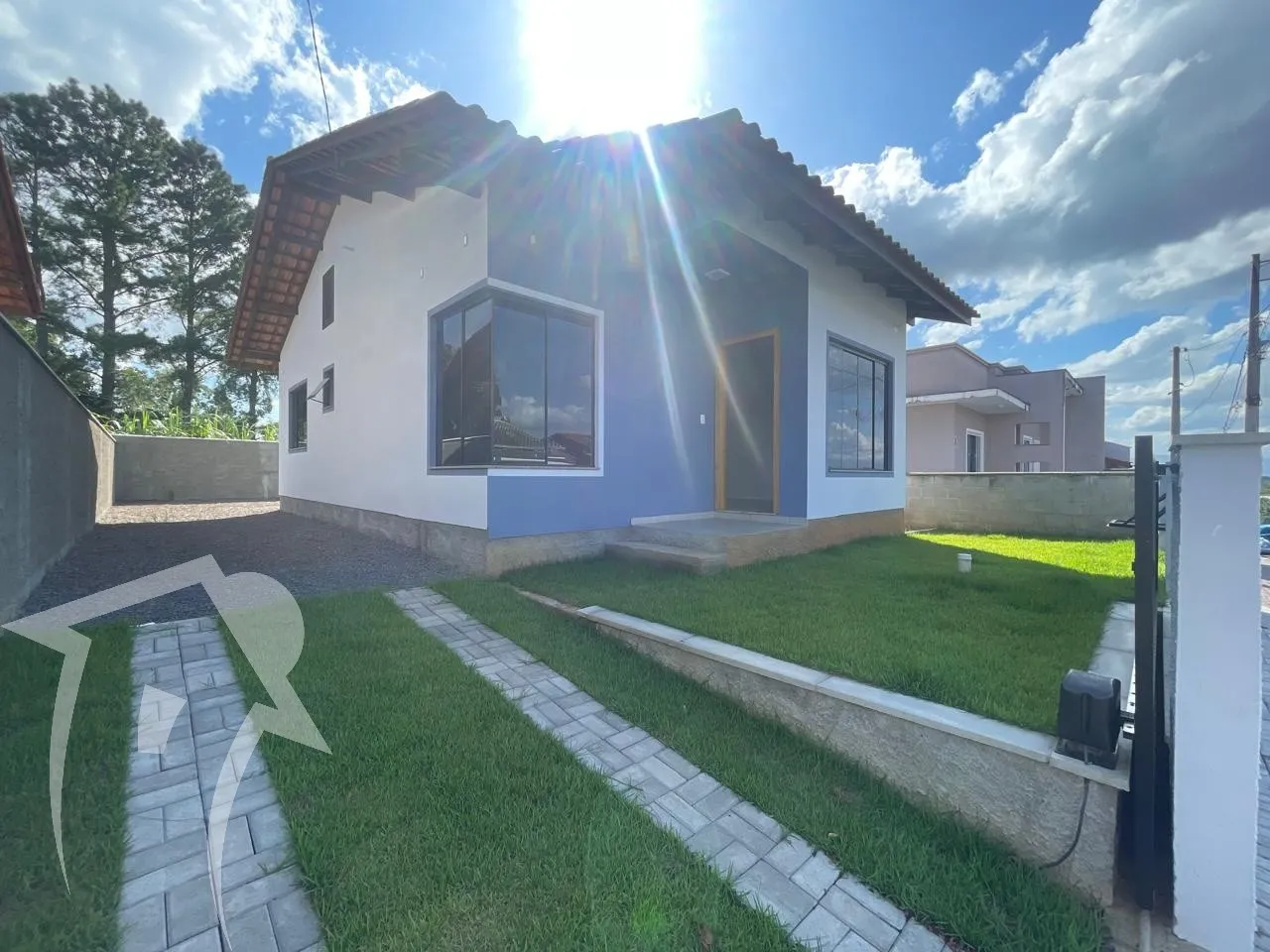 Casa Nova com 2 dormitórios, sala, cozinha, 1 banheiro, área de serviço separada. Murada e com ótimo espaço de terreno. Com passagem na lateral para o veiculo. Casa não colada no outro muro com portão eletrônico. - foto 1