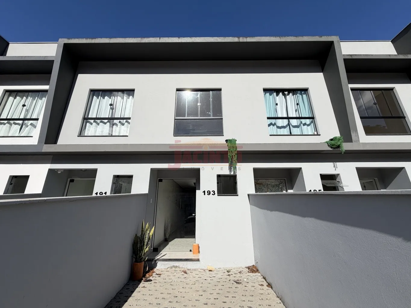 Ótimo sobrado com 2 quartos e 2 vagas, em transversal da Rua Francisco Vahldieck. - foto 1