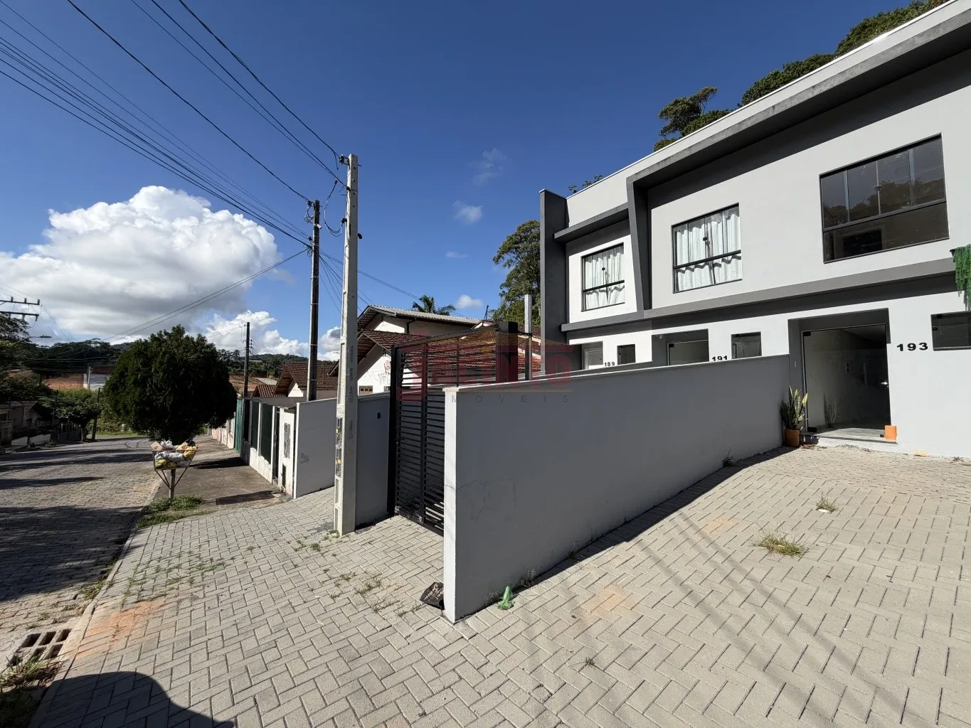 Ótimo sobrado com 2 quartos e 2 vagas, em transversal da Rua Francisco Vahldieck. — foto 2