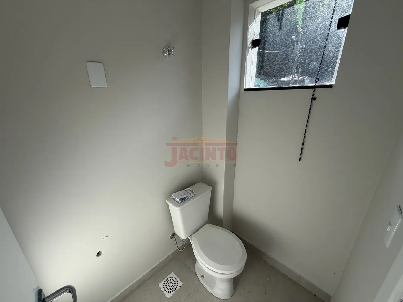 Ótimo sobrado com 2 quartos e 2 vagas, em transversal da Rua Francisco Vahldieck. — foto 3