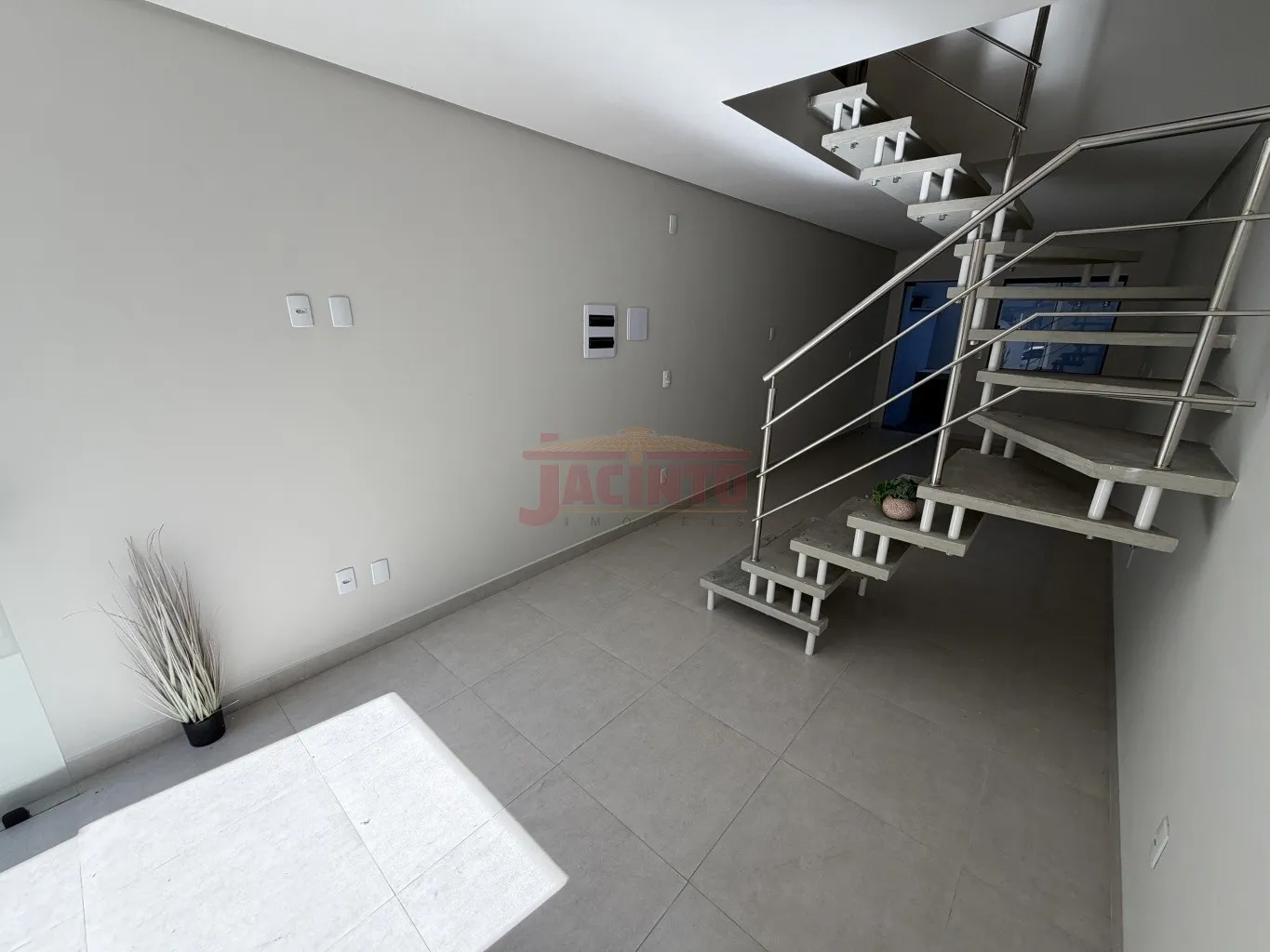 Ótimo sobrado com 2 quartos e 2 vagas, em transversal da Rua Francisco Vahldieck. — foto 4