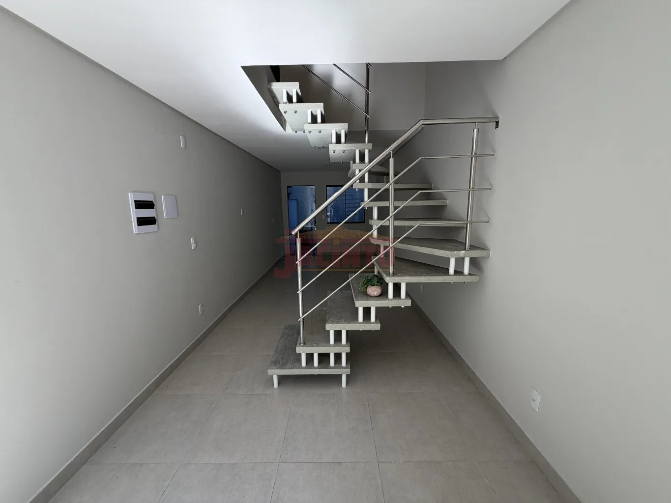 Ótimo sobrado com 2 quartos e 2 vagas, em transversal da Rua Francisco Vahldieck. — foto 5