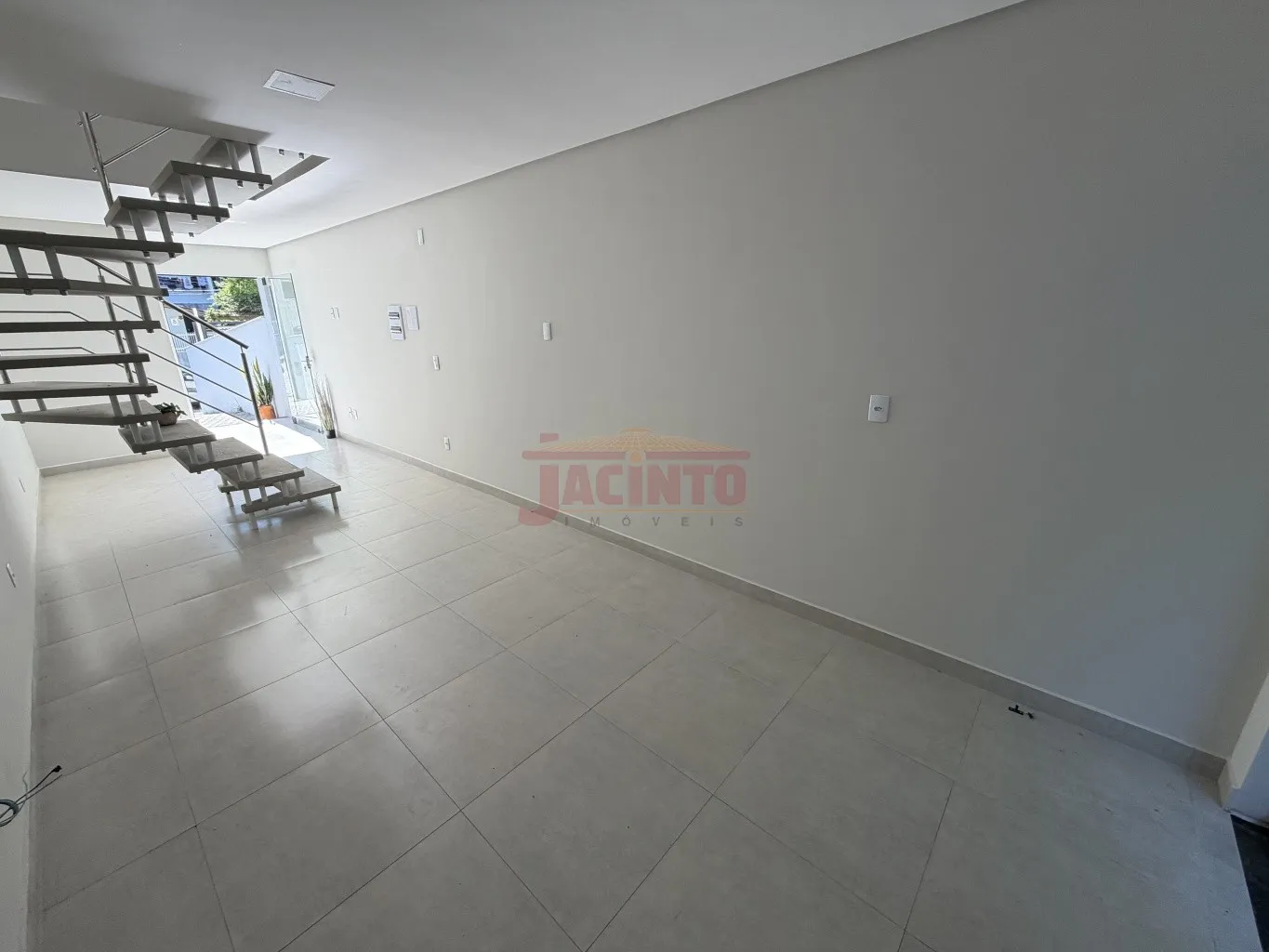 Ótimo sobrado com 2 quartos e 2 vagas, em transversal da Rua Francisco Vahldieck. — foto 6