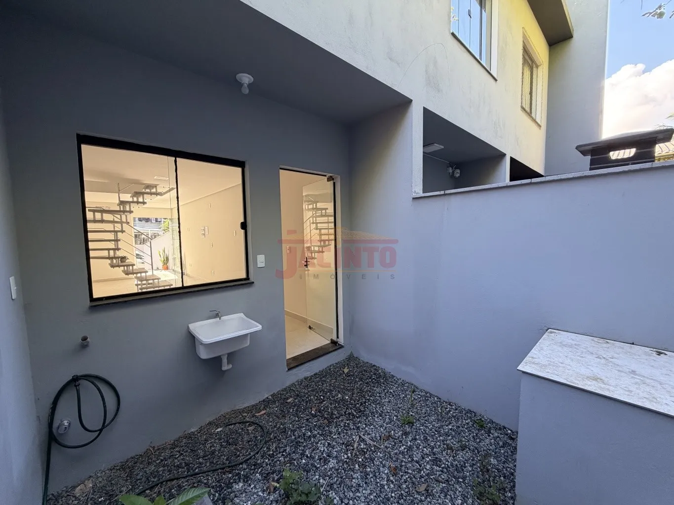 Ótimo sobrado com 2 quartos e 2 vagas, em transversal da Rua Francisco Vahldieck. — foto 7