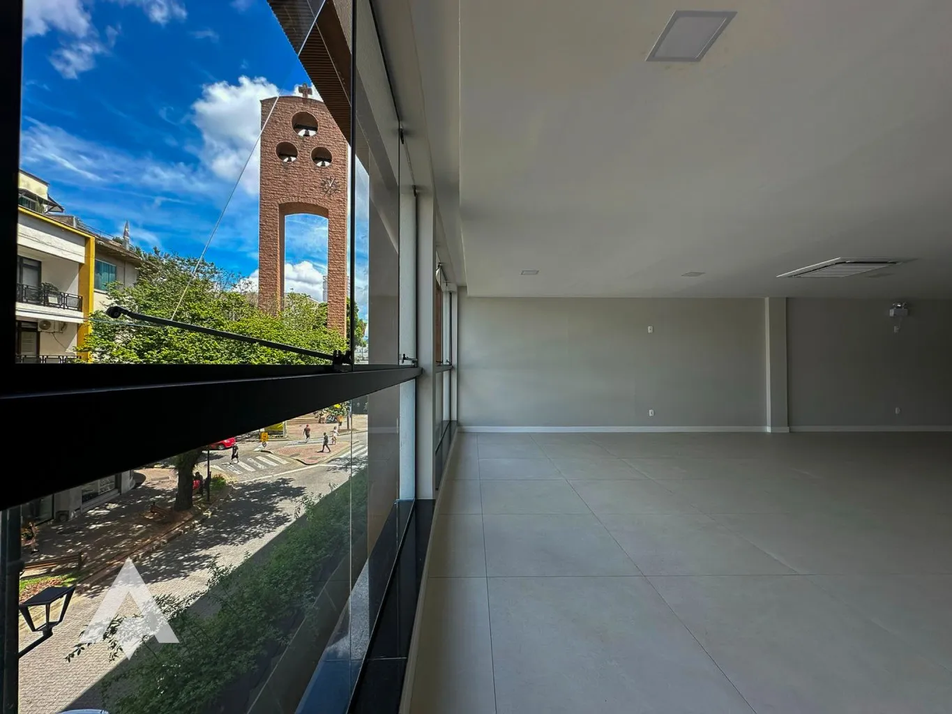 Sala comecial com 400m para locação por R$ 14.000,00 - Bairro Centro - Blumenau/SC - foto 1