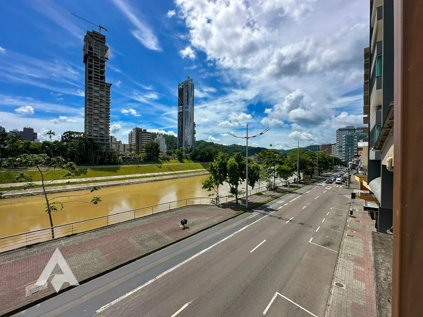 Sala comecial com 100m para locação por R$ 3.500,00 - Bairro Centro - Blumenau/SC - foto 1