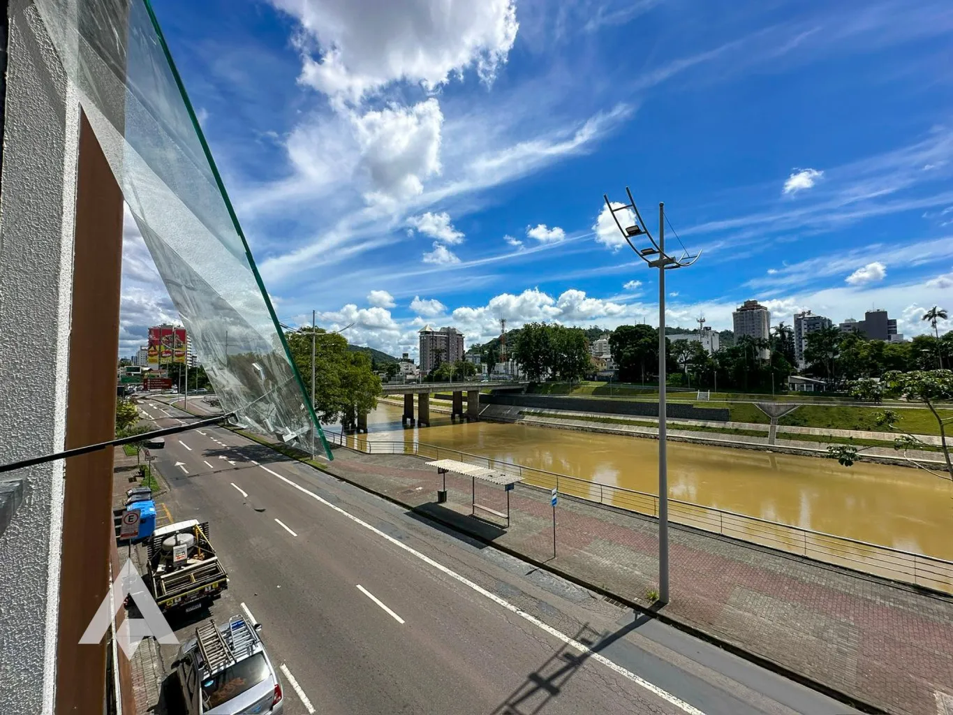 Sala comecial com 100m para locação por R$ 3.500,00 - Bairro Centro - Blumenau/SC — foto 2